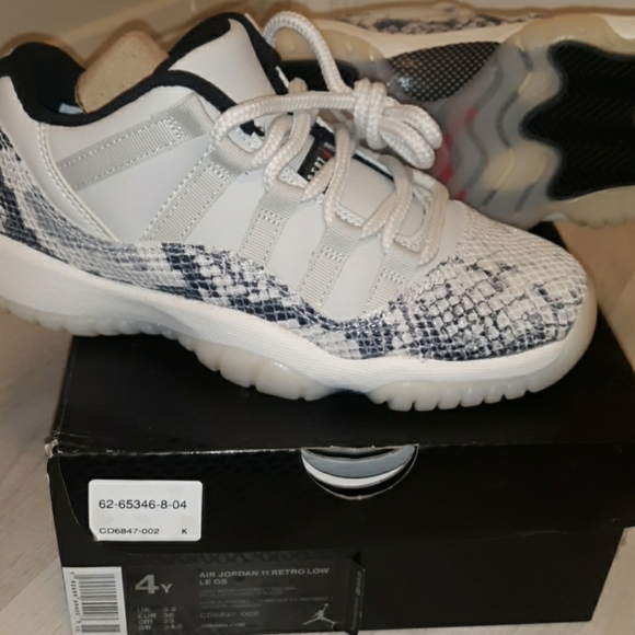 Jordan Shoes - Jordan 11 low light bone snakeskin